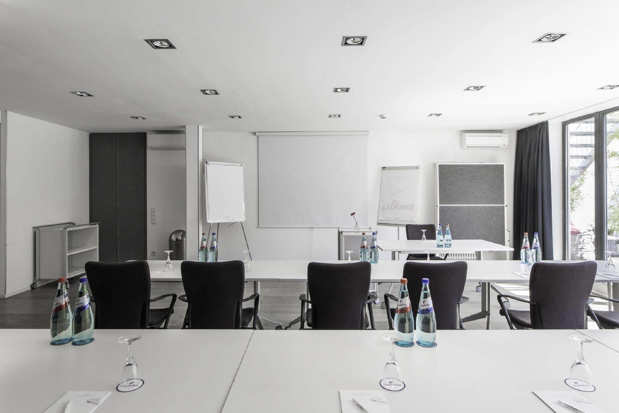 Pearl Design Frankfurt 4*